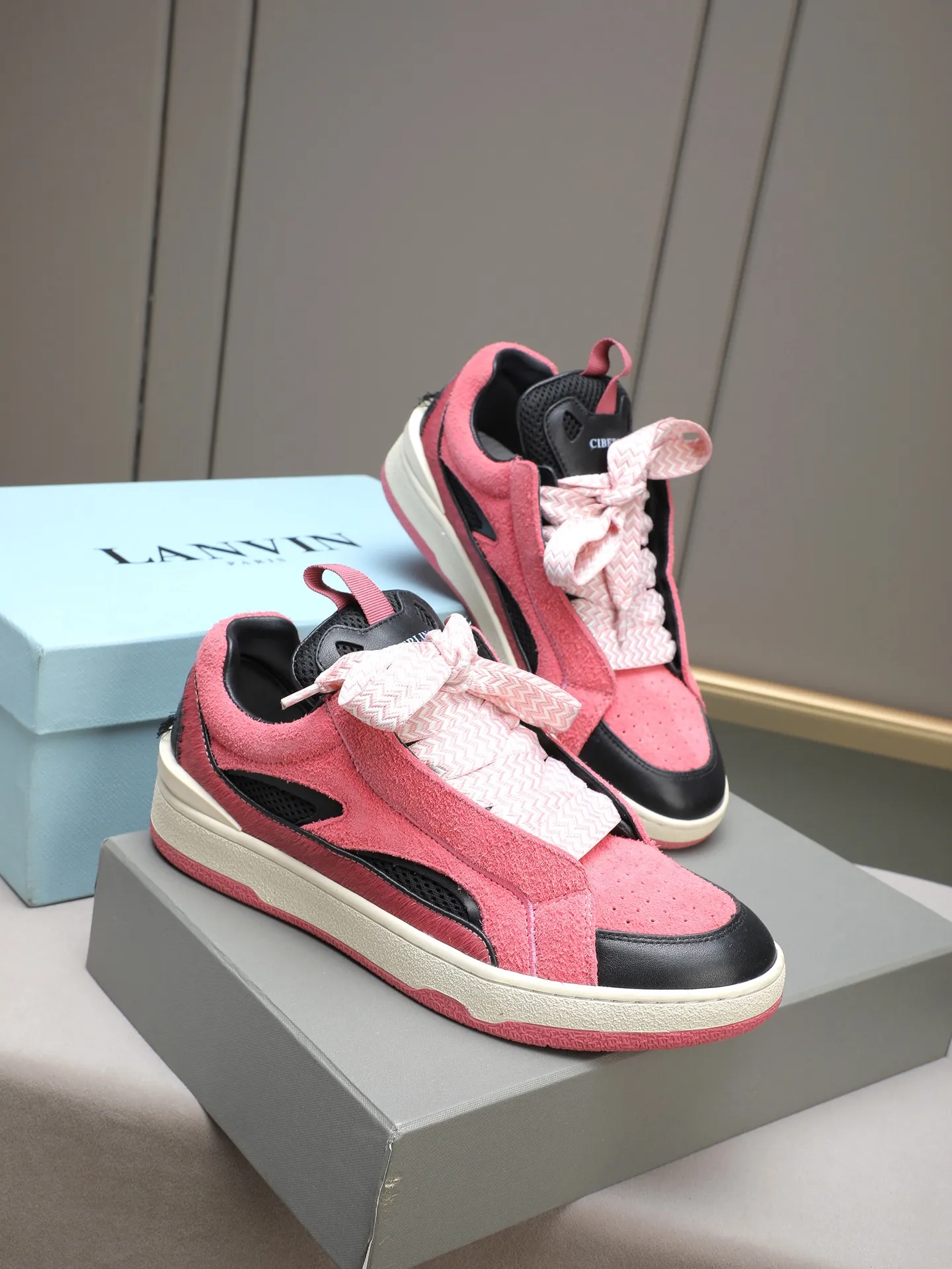 Men's shoes 💰640 [LANVIN] The latest fashionable item! High quality CLAY series‼ ️ The latest trendy products of the season 🌈Many bloggers have planted grass and purchased the original open-mold customization. The upper and outsole are sewn with mark threads without edge sealing. Multiple material splicing combination design. Very versatile for fashionable and casual wear. Comfortable on the feet. Self-recommended. Upper cowhide + cow suede + breathable mesh lining. Foot-padding cowhide. Exclusive original open-mold clear logo rubber outsole ⚠️38-44 (customized for 45)